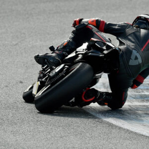 Piloto tomando una curva en pista, demostrando control y destreza en la conducción
