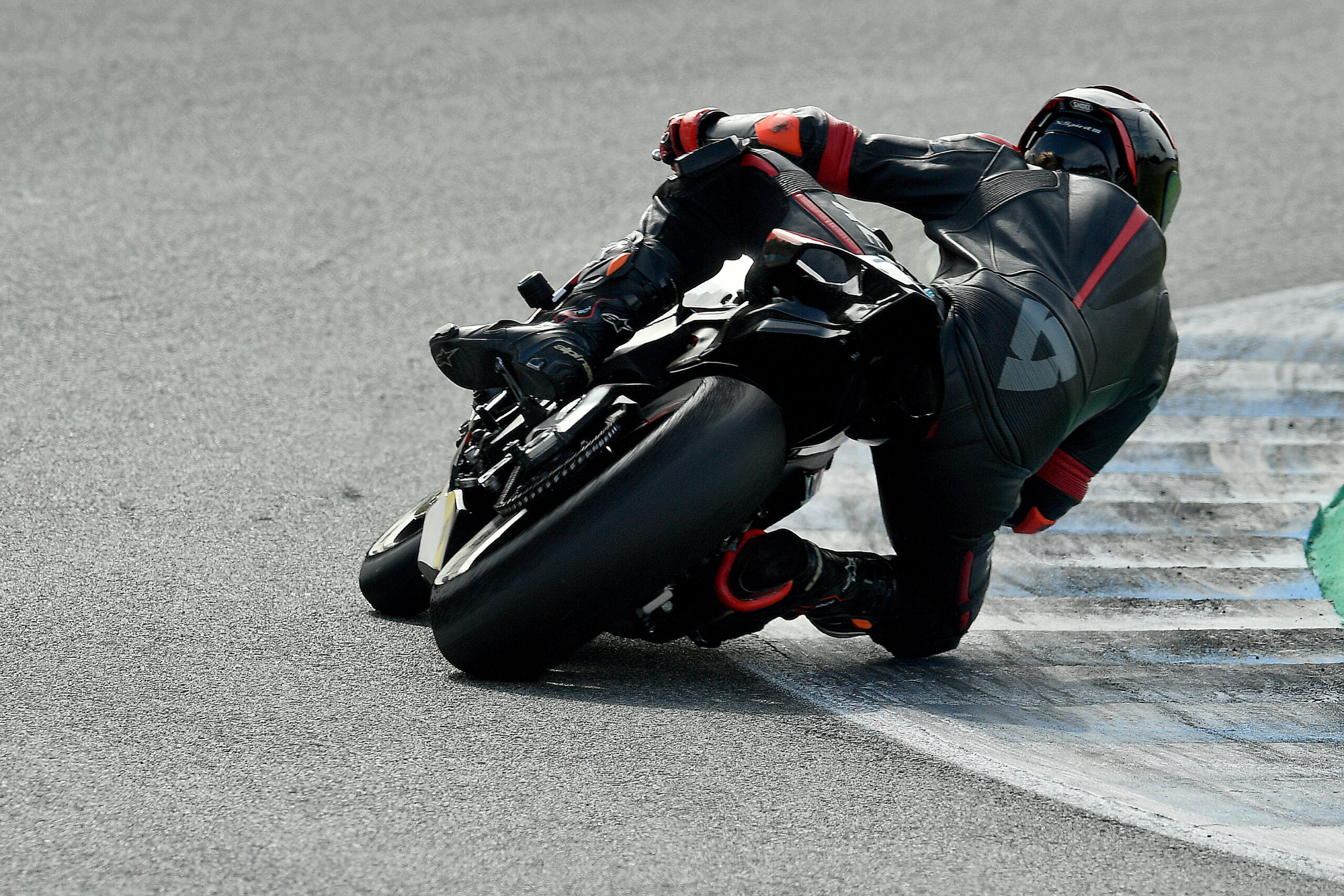 Piloto tomando una curva en pista, demostrando control y destreza en la conducción